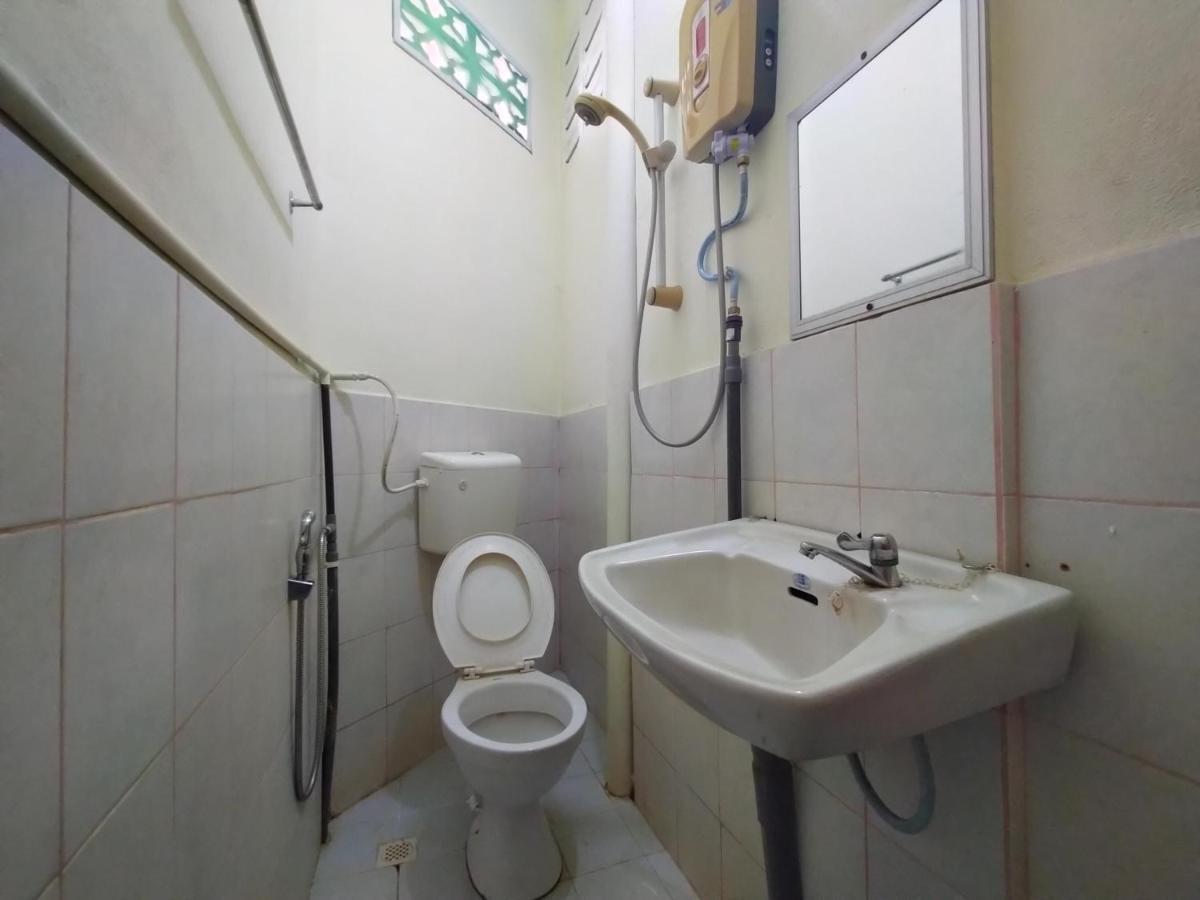 Spot On 89994 Rz Gold Hotel Kuala Kerai Exterior foto
